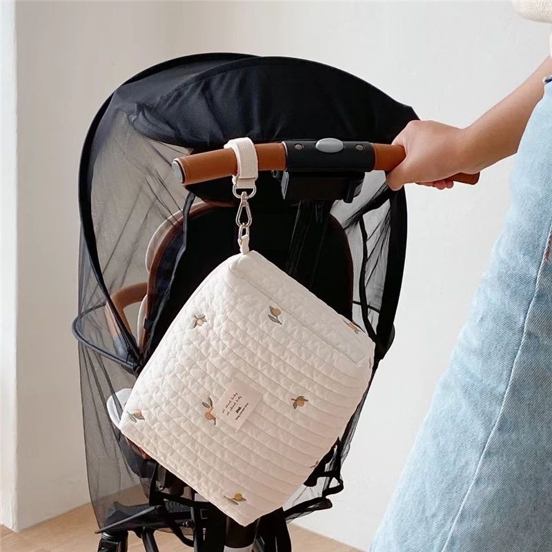 Sac à Langer Élégant en Coton Brodé et Doublure Matelassée - mon-sac-a-langer